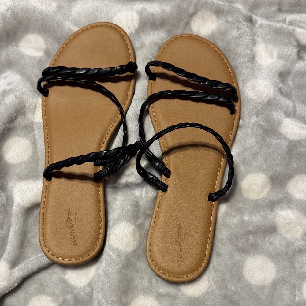 Universal thread sandals size 10